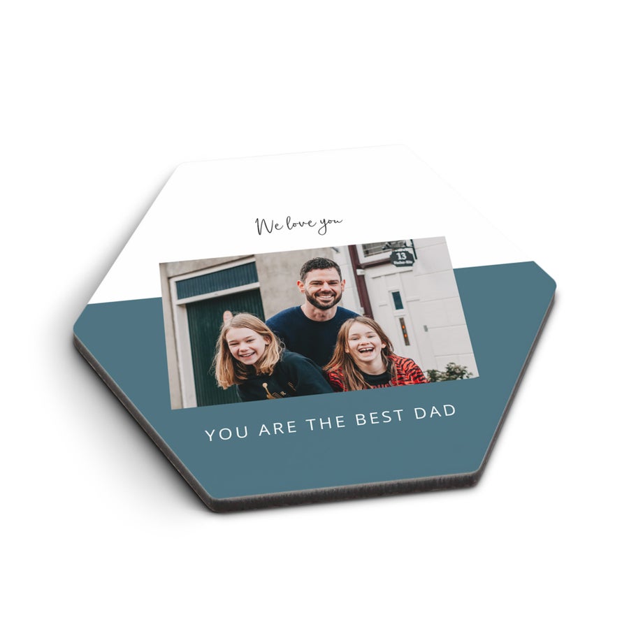 coasters Seks-kantet personlig underlag trykt med bilde av en mann og to jenter og teksten "YOU ARE THE BEST DAD". Hold enhver overflate perfekt med personlige underlag.