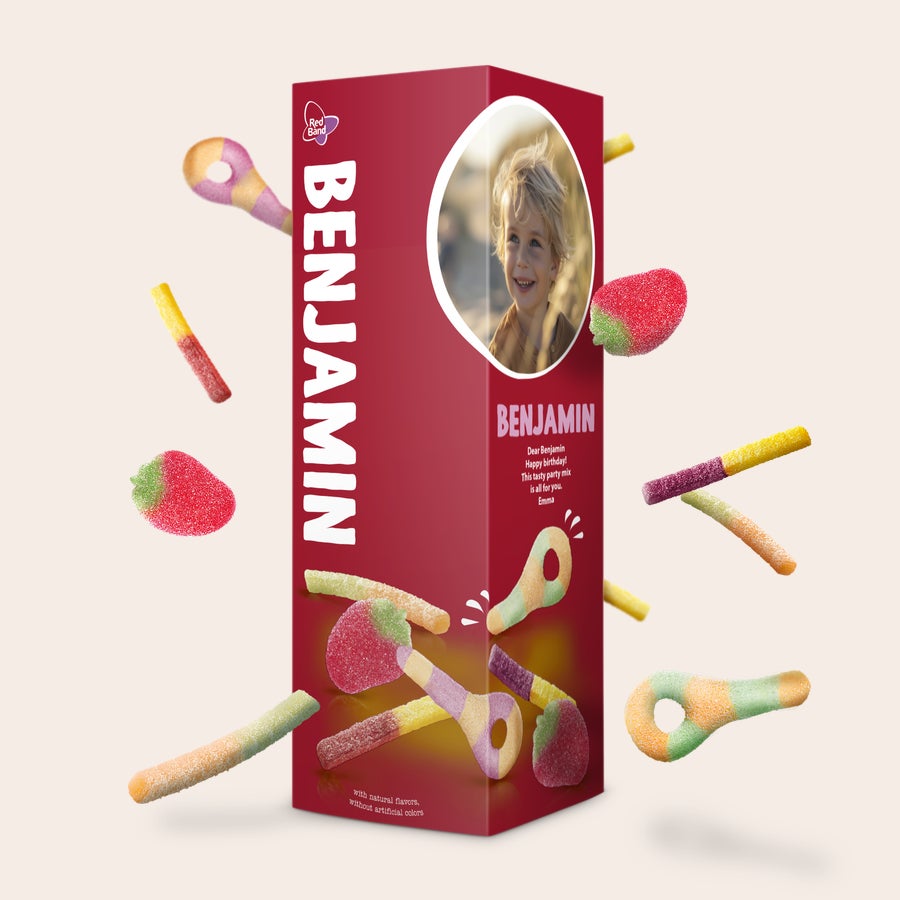 Mix Fiest Mágica en caja regalo personalizada - Marca Red Band Caja roja de mix de chuches Red Band, personalizada con la foto de un niño y el texto impreso "BENJAMIN".