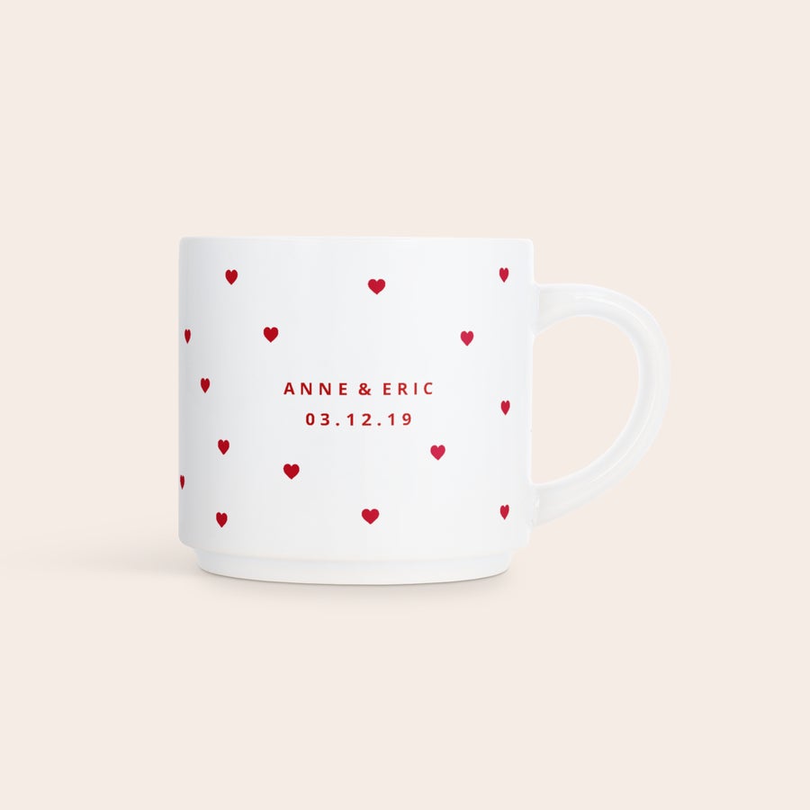 Stabelbare Krus med Billede Stabelbart krus med billede, trykt med røde hjerter og navnene Anne & Eric samt datoen 03.12.19