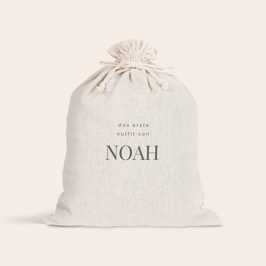 Geschenkbeutel Personalisierter Geschenkbeutel aus Baumwolle mit Kordelzug, bedruckt mit dem Text "das erste outfit von NOAH"
