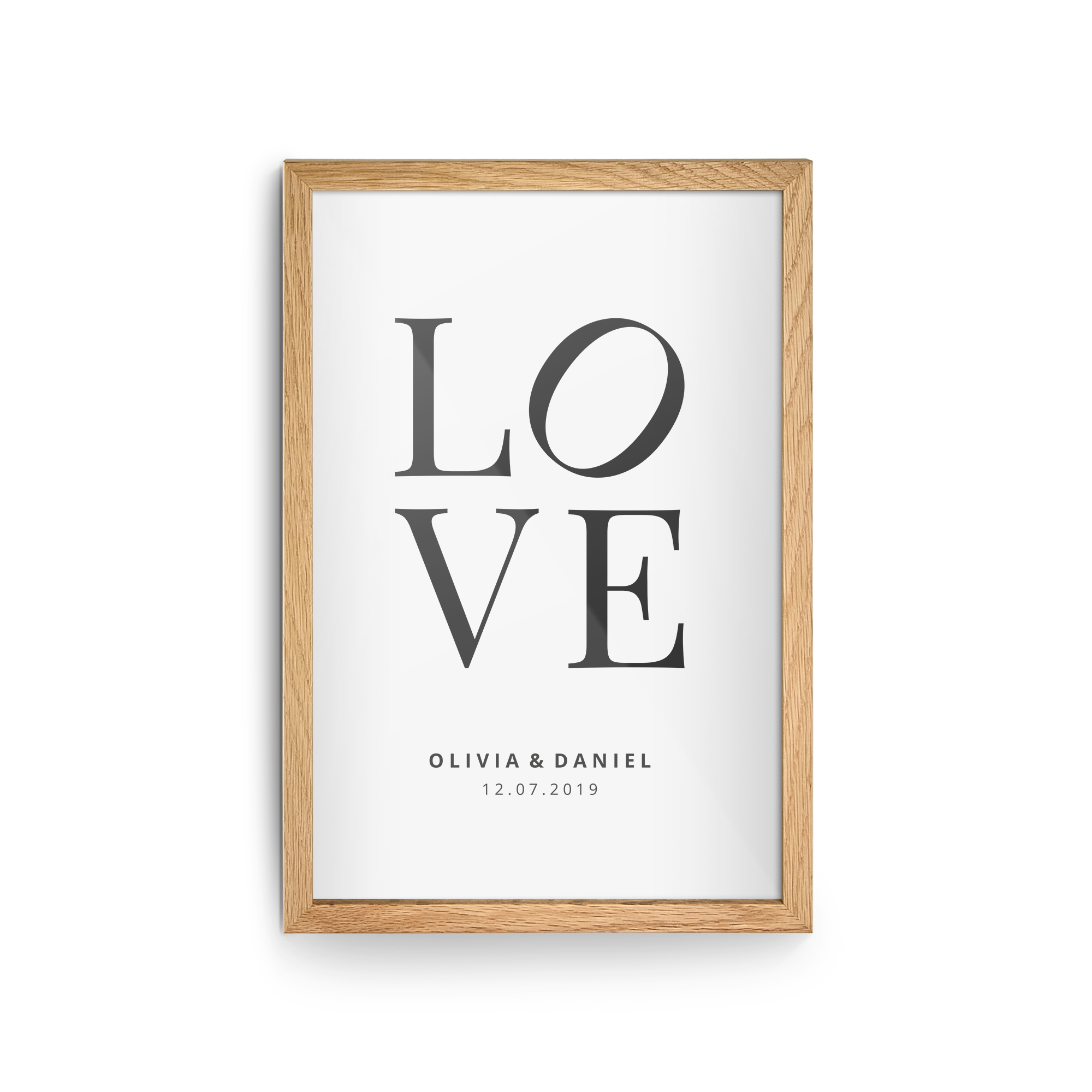 Personaliziran plakat z napisom LOVE in imeni Olivia & Daniel ter datumom 12.07.2019, uokvirjen v hrastov les