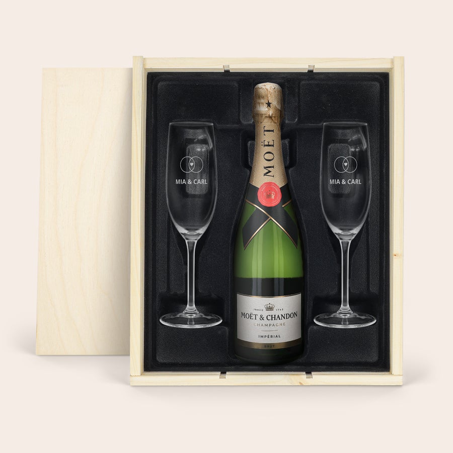 Moet & Chandon champagne gavesæt med 2 graverede glas Luksuriøs champagnepakke med Moët & Chandon og to graverede champagneglas i en trækasse med trykt låg. Skål!