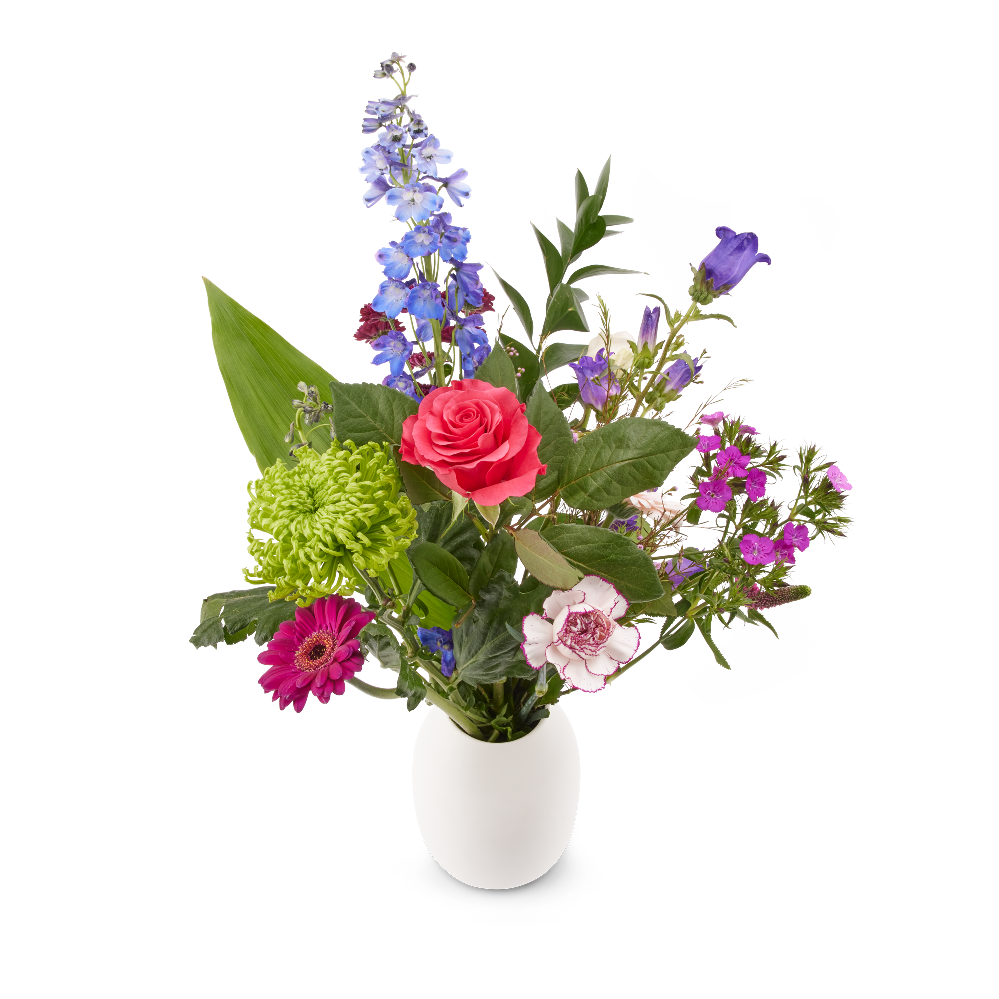 Natuurlijk plukboeket met roze roos, paarse bloemen en groen blad in een witte vaas, geleverd met een gratis cadeaukaartje.