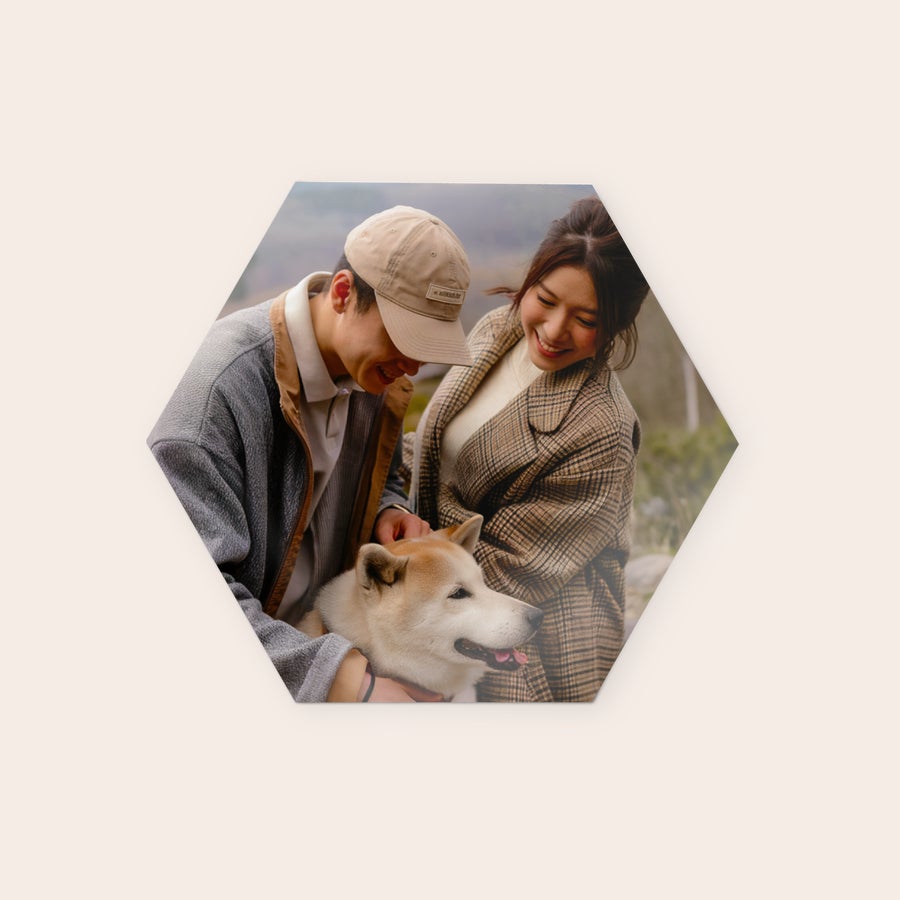 Panouri de perete personalizate Panou decorativ de perete hexagonal din lemn, personalizat prin imprimare cu fotografia unui cuplu și a unui câine, pentru a decora-ți peretele.