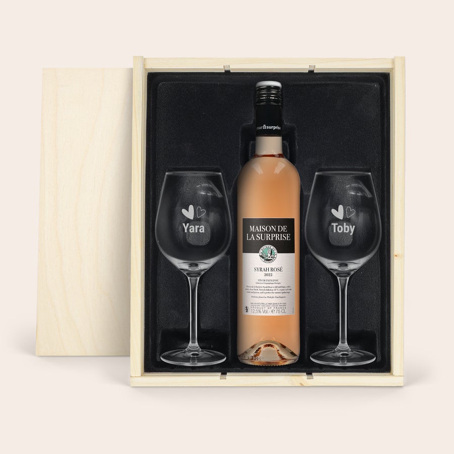 Maison de la Surprise Syrah Rosé Wein personalisieren Besondere Weingeschenke: Syrah Rosé in Holzkiste mit zwei Weingläsern, graviert mit Namen Yara und Toby
