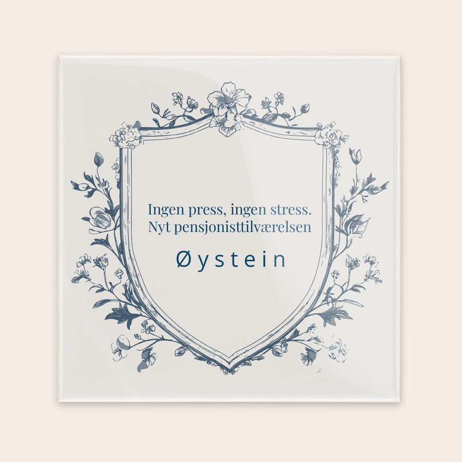 Tradisjonell flis Personlig keramisk flis med blomsterramme og ordtaket "Ingen press, ingen stress. Nyt pensjonisttilværelsen" og navnet "Øystein" trykt på.