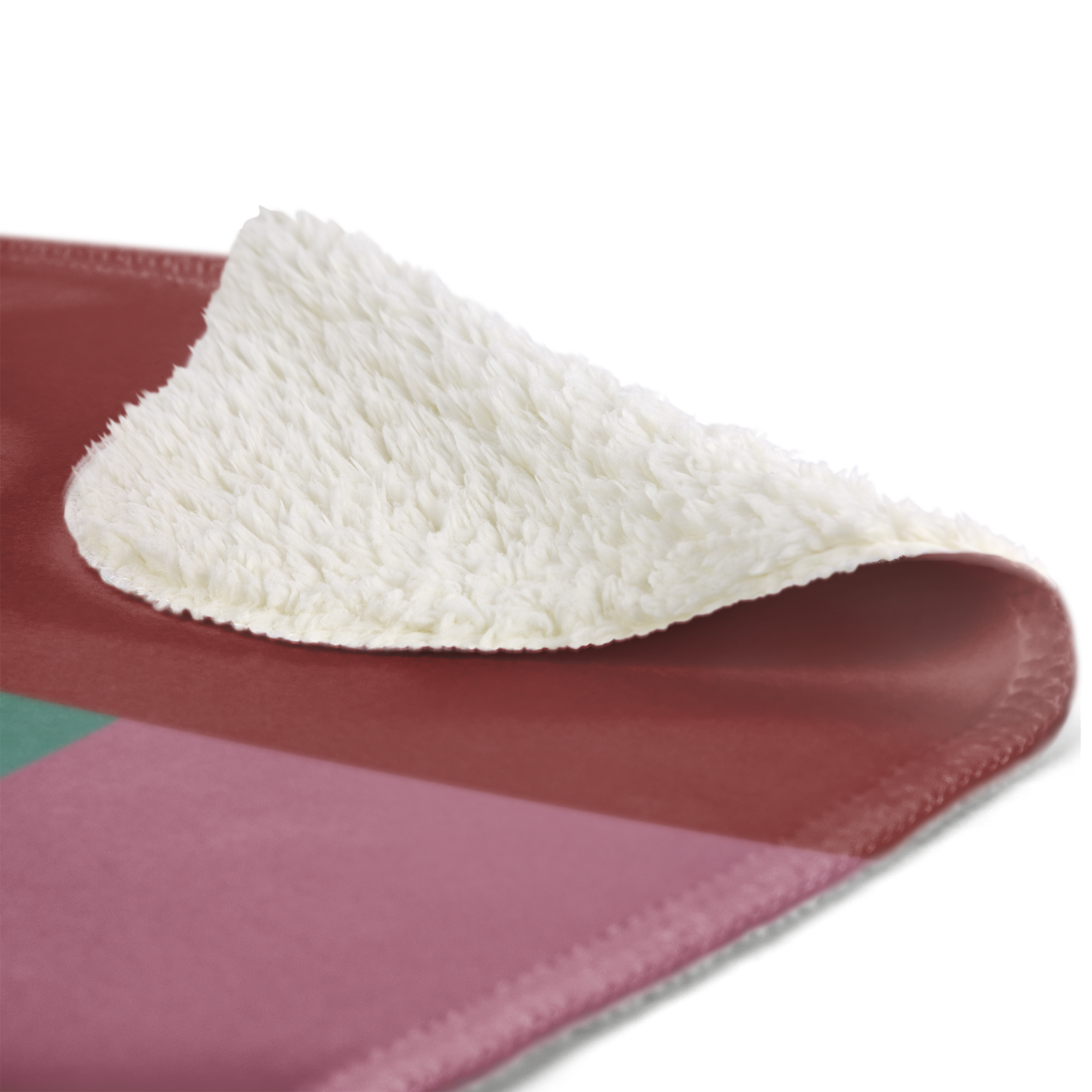 Una manta polar estampada rosa y granate con el borde interior de piel blanca.