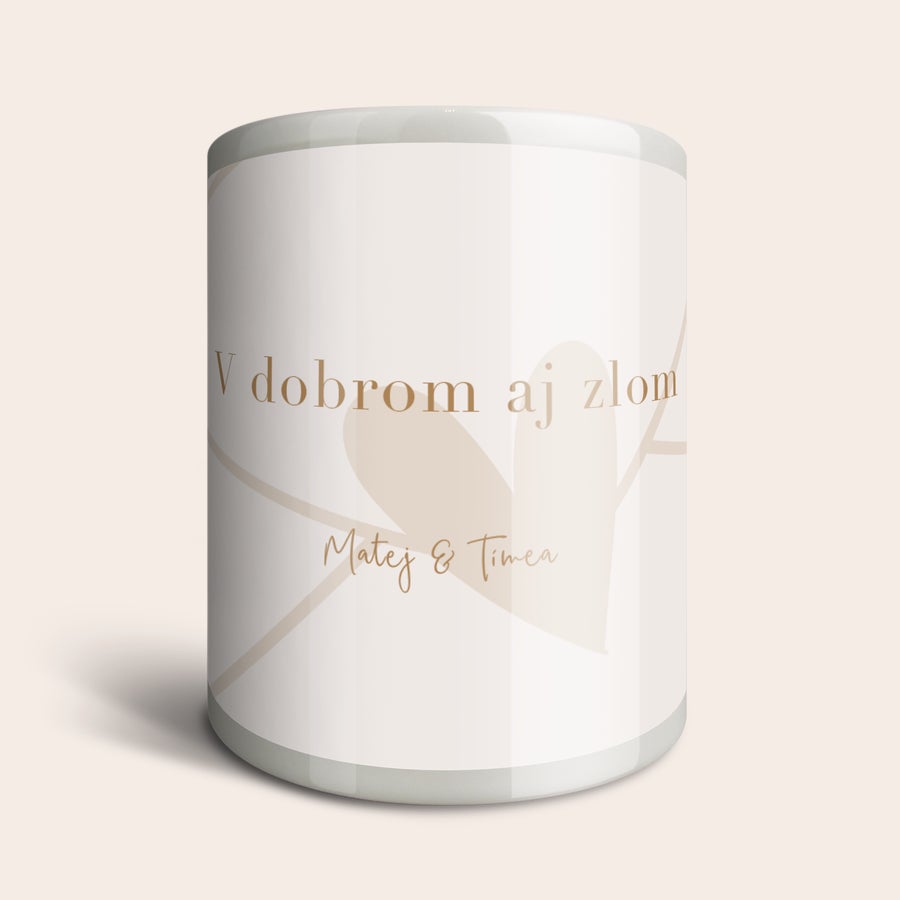 Personalizovaná pokladnička Biela keramická personalizovaná pokladnička s nápisom V dobrom aj zlom a menami Matej & Timea, potlačená hnedým textom a svetlohnedým vzorom srdca.