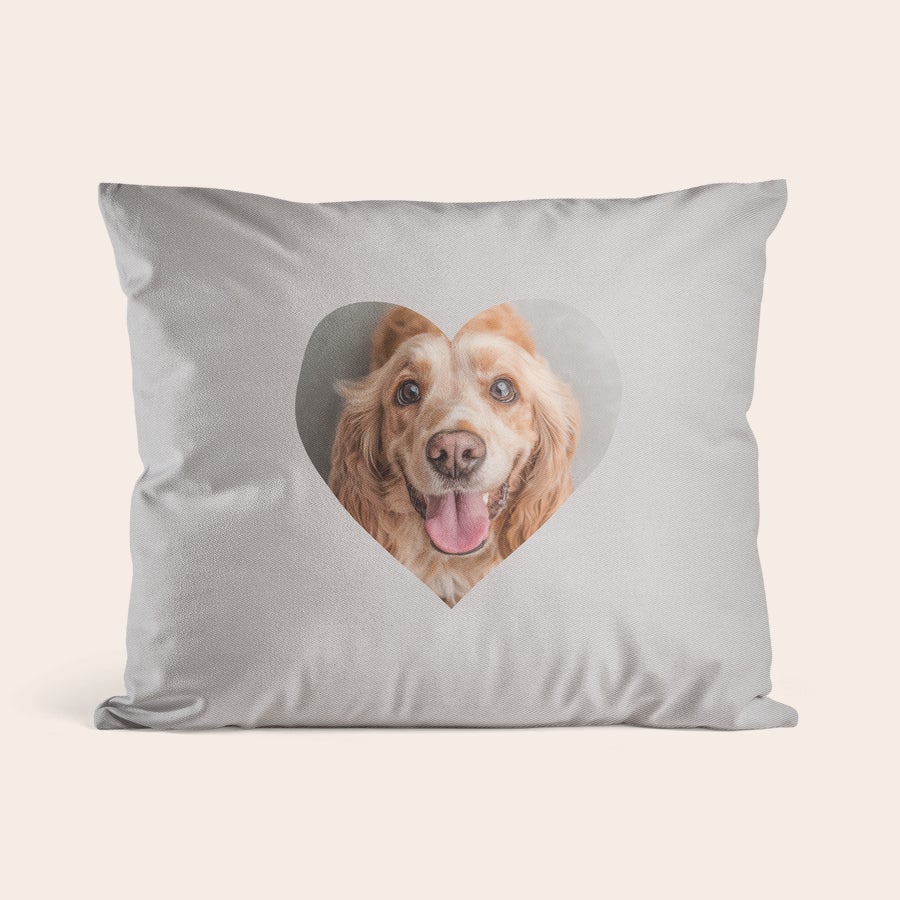 Perne și cutii de perne personalizate Pernă personalizată foarte moale, imprimată cu o fotografie a unui câine vesel, încadrată într-o inimă, pentru a surprinde-ți oamenii preferați.