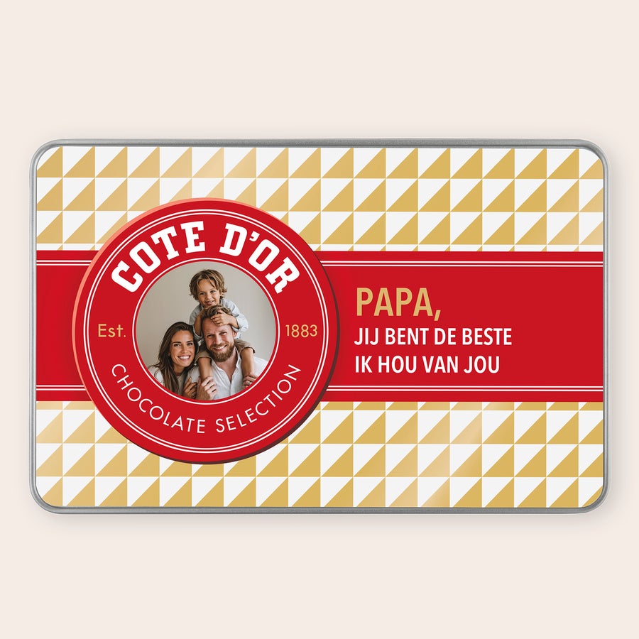 Cadeaublik gevuld met Côte d'Or Gepersonaliseerde Côte d’Or Vintage Chocolade Box met naam en eigen foto van een gezin, en de tekst Pappa, jij bent de beste ik hou van jou.