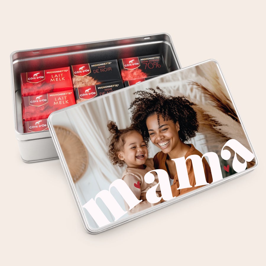 Cadeaublik gevuld met Côte d'Or Gevuld cadeaublik Côte d'Or chocolade met bedrukte foto van moeder en kind en de naam Mama