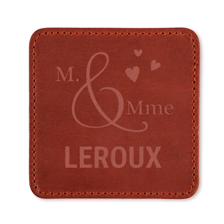 Sous-verre en cuir personnalisé, gravé avec les noms M et Mme Leroux et des coeurs