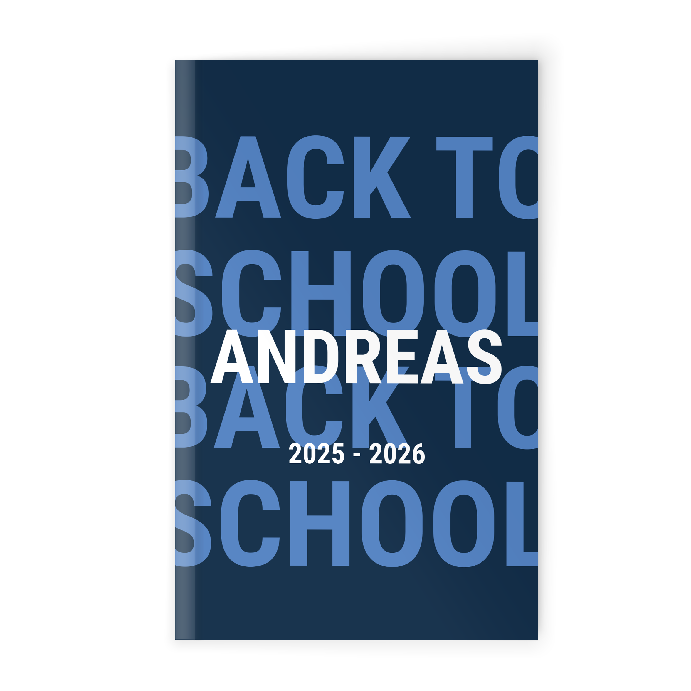 Mørkblå personlig skoledagbok 2025-2026 med navn Andreas og "BACK TO SCHOOL" trykt på omslaget.