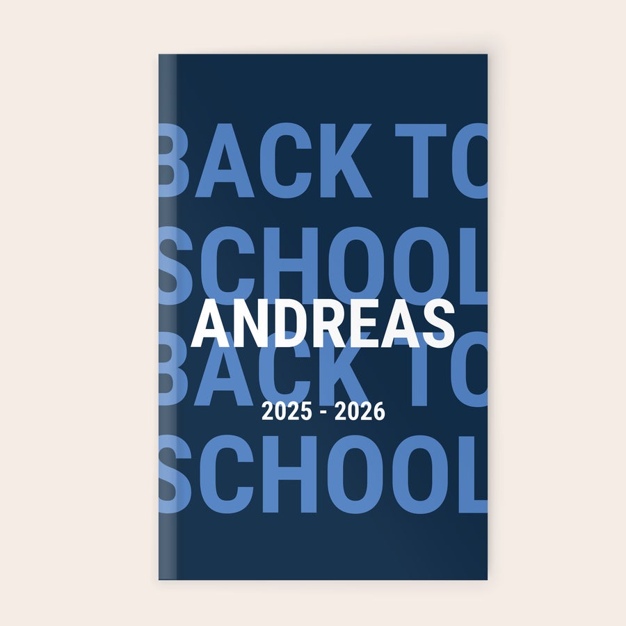 Personlig skole dagbok 2025-2026 Mørkblå personlig skoledagbok 2025-2026 med navn Andreas og "BACK TO SCHOOL" trykt på omslaget.