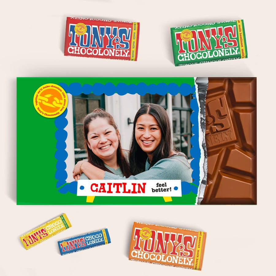 Mega Tony's Chocolonely čokoláda s menom a fotografiou (5 čokoládových tyčiniek) Personalizovaná tyčinka Tony's Chocolonely s vlastnou fotkou, menom Caitlin a nápisom feel better!