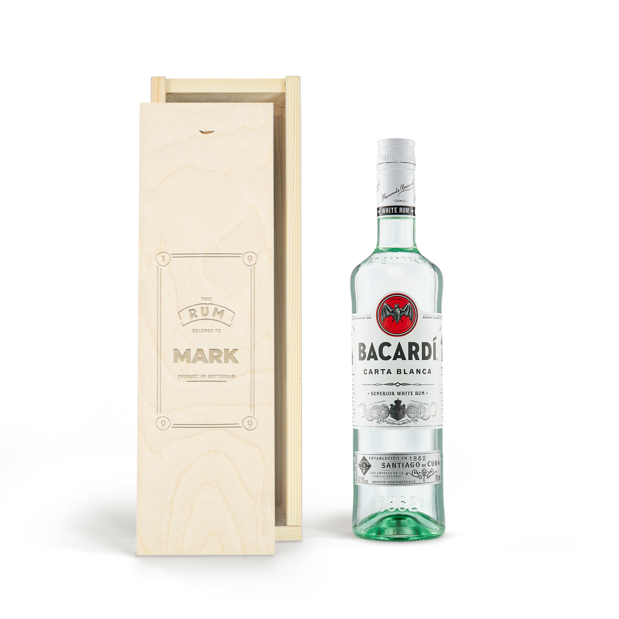 Fles Bacardi rum in een gepersonaliseerde houten kist, gegraveerd met de naam Mark