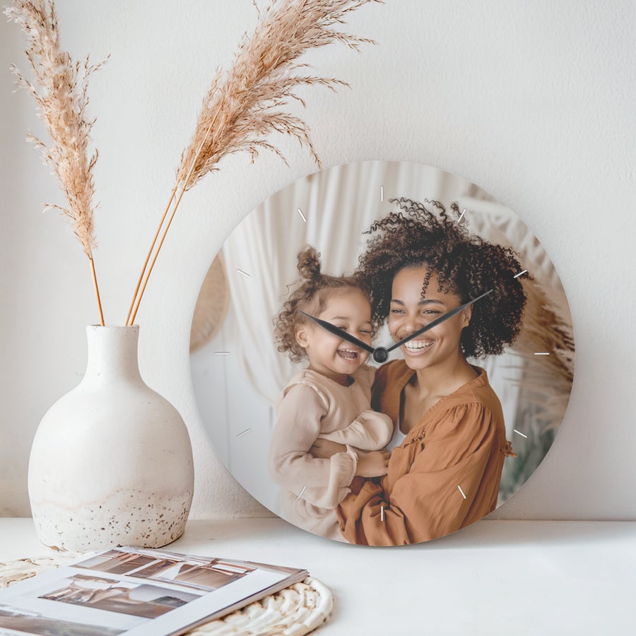 Relógio com foto Um relógio personalizado redondo com foto impressa de mãe e filha, crie já o seu próprio relógio personalizado.