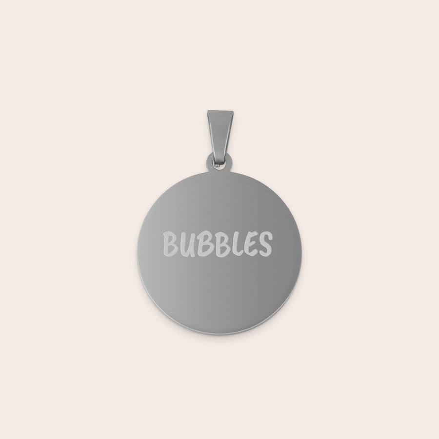 Ketting ronde hanger Zilverkleurige ronde hanger met de gegraveerde naam Bubbles. Deze unieke zilverkleurige hanger met naam is een hartverwarmend cadeau.