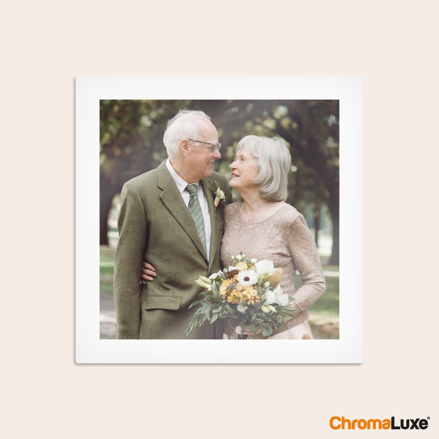 Foto auf Alu Fototafel mit personalisiertem Foto eines älteren Paares, das sich ansieht und einen Blumenstrauß hält.