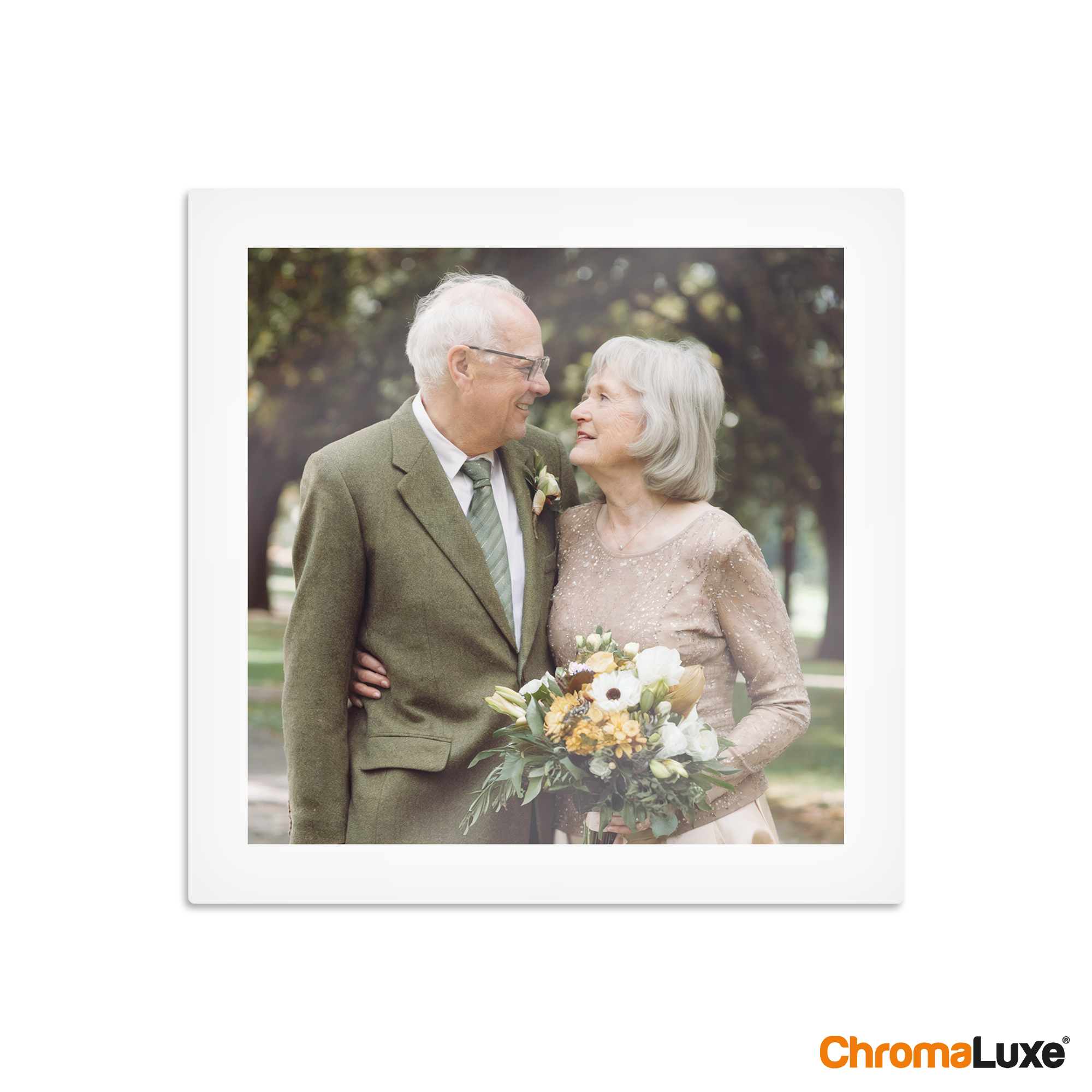 Tableau photo personnalisé ChromaLuxe avec un couple de personnes âgées souriantes.
