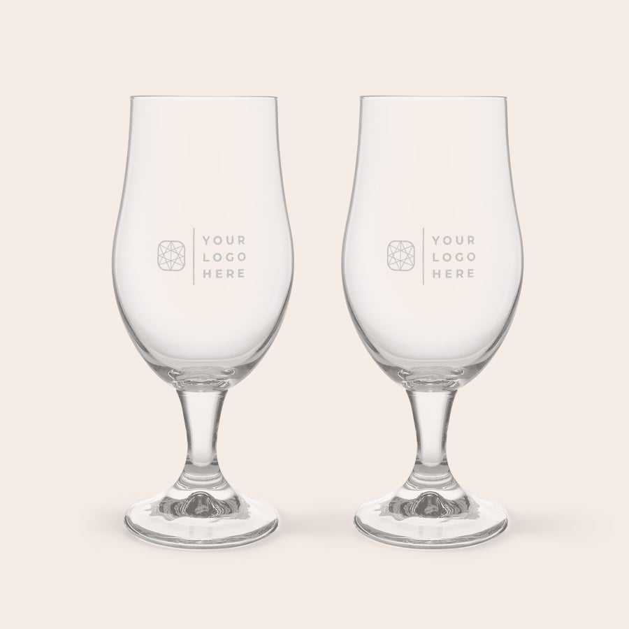 Set de regalo con cerveza y copas grabadas Dos copas de cerveza Royal Leerdam grabadas con el texto Su logotipo aquí, perfectas para un paquete de cerveza personalizado.
