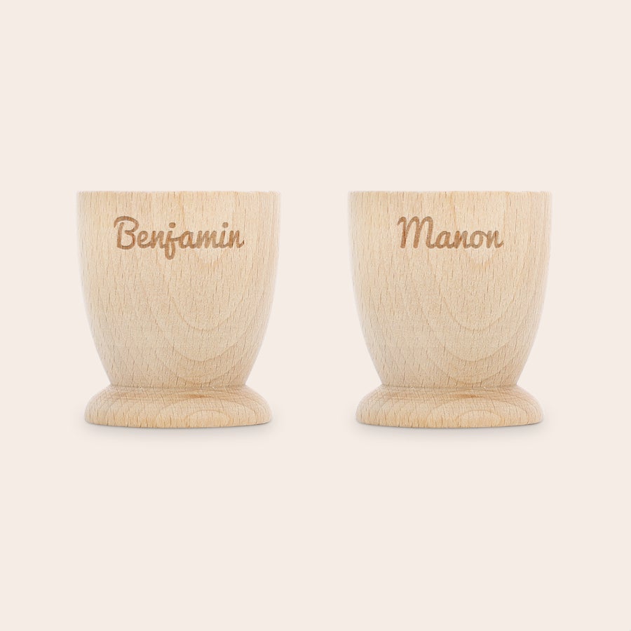 Coquetier personnalisé Deux coquetiers personnalisés en bois de hêtre gravés avec les noms Benjamin et Manon