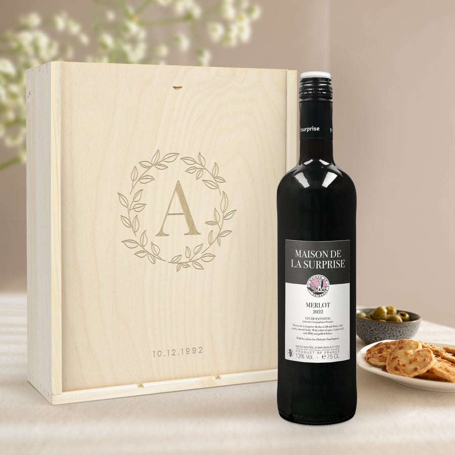 Wein Maison de la Surprise Geschenkset Wein Geschenkset Maison de la Surprise mit Merlot in einer personalisierten Weinkiste. Die Holzkiste ist mit den Initialen A und dem Datum 10.12.1992 graviert.