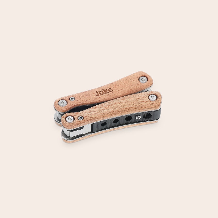 Multiherramienta grabada Multiherramienta personalizada de madera clara con el nombre "Jake" grabado, para tu héroe cotidiano creado personalmente.