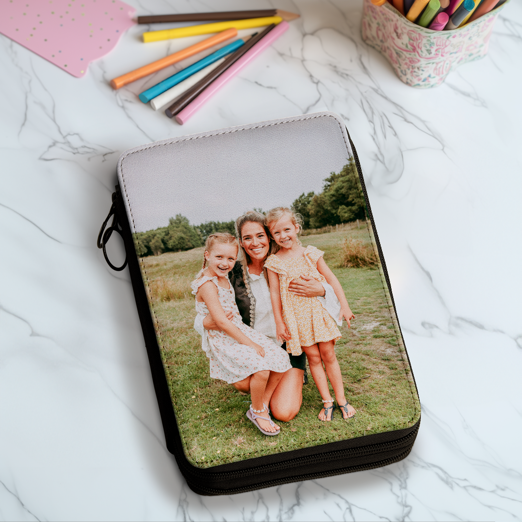 Estojo de desenho personalizado com foto impressa de uma mulher e duas meninas.