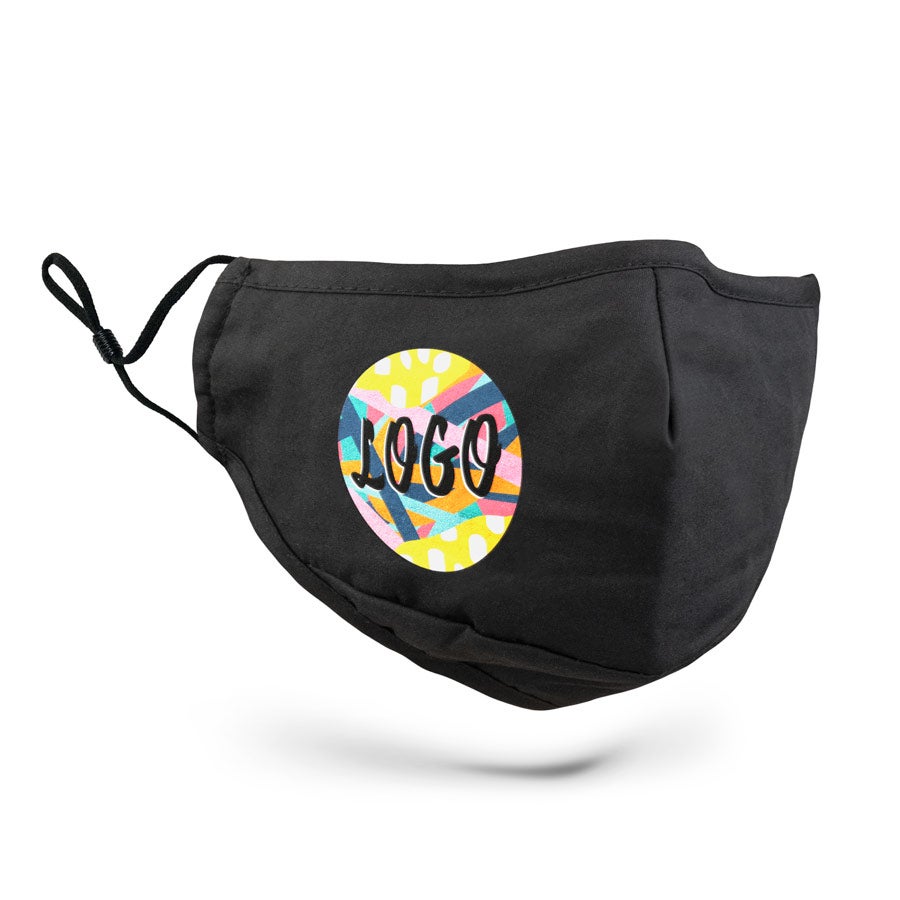 Mascarilla de tela - M - Color negro Mascarilla higiénica negra personalizada con un diseño de patrón colorido y la palabra "LOGO" impresa.