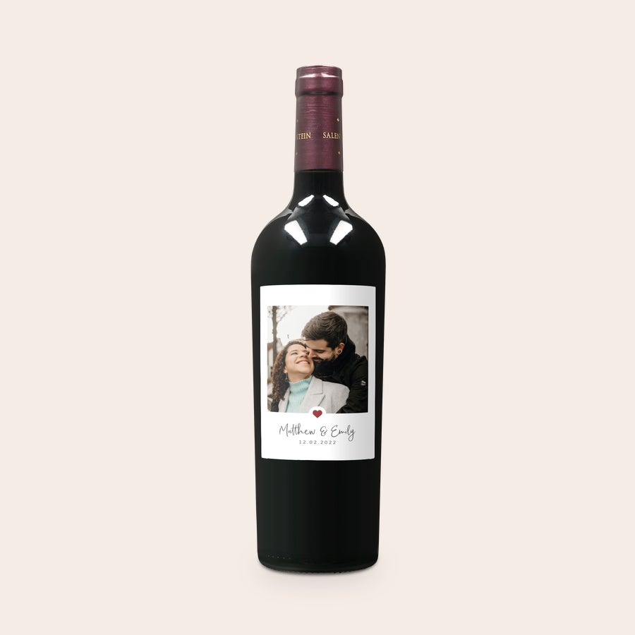 Salentein Merlot O sticlă de vin Merlot Salentein cu etichetă personalizată, imprimată cu o fotografie de cuplu și textul "Matthew & Emily 12.02.2022".