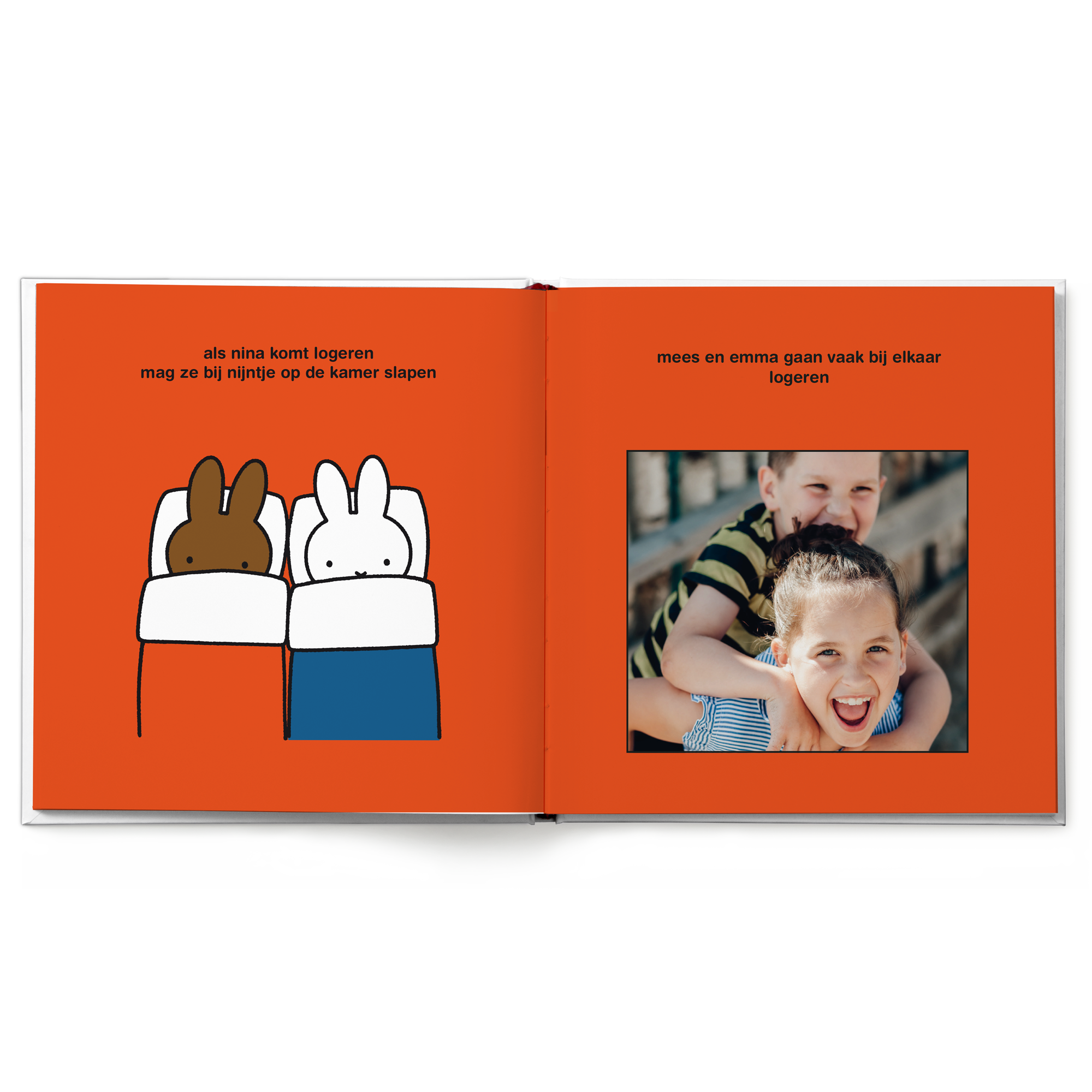 Een gepersonaliseerd nijntje fotoboek met de tekst "Mees en Emma gaan vaak bij elkaar logeren" en een foto van lachende kinderen, perfect om een lach op het gezicht van jouw kindje te toveren.