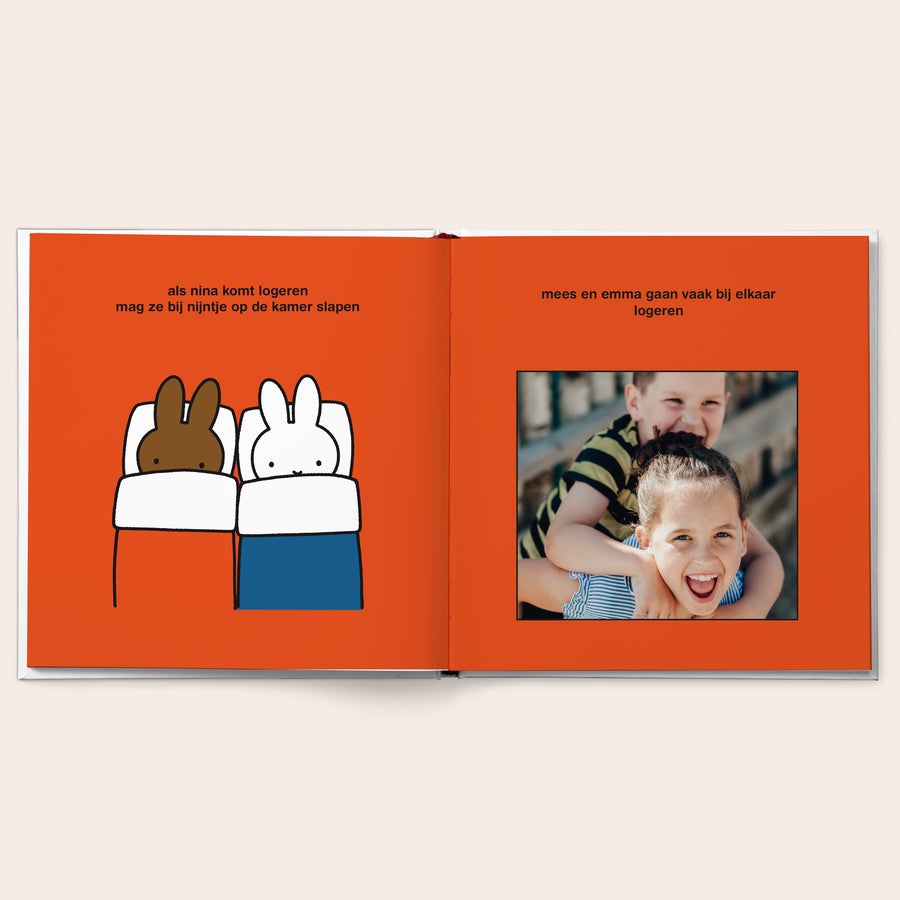 nijntje fotoboek met naam - familie en vriendjes Een gepersonaliseerd nijntje fotoboek met de tekst "Mees en Emma gaan vaak bij elkaar logeren" en een foto van lachende kinderen, perfect om een lach op het gezicht van jouw kindje te toveren.