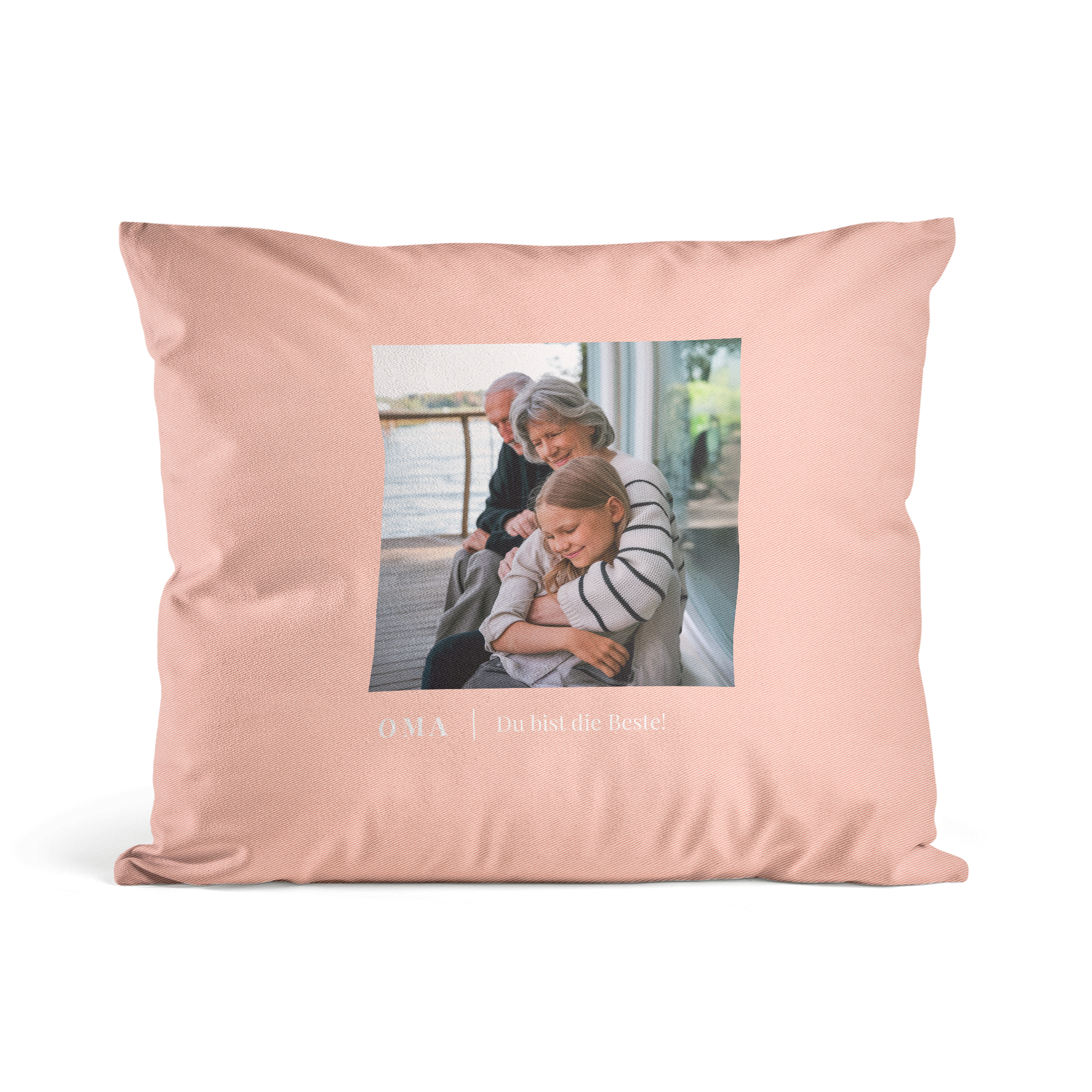 Personalisierter rosafarbener Kissenbezug mit Foto von Großeltern und Enkelin, bedruckt mit Text "Oma Du bist die Beste!"