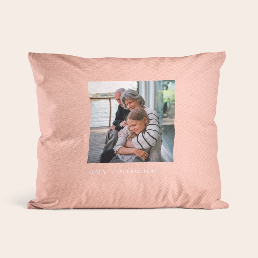 Kissen mit Foto Personalisierter rosafarbener Kissenbezug mit Foto von Großeltern und Enkelin, bedruckt mit Text "Oma Du bist die Beste!"