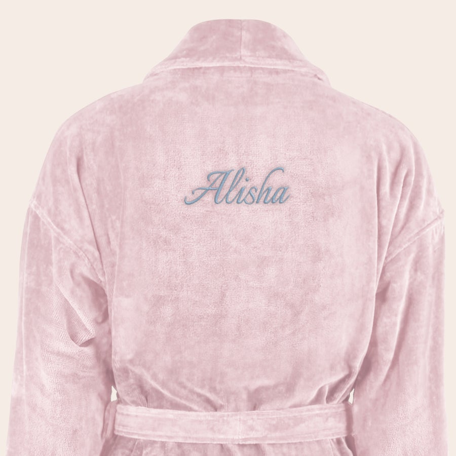 Kopalni plašč - ženske Roza kopalni plašč z vezenim imenom Alisha kot personalizirano darilo.