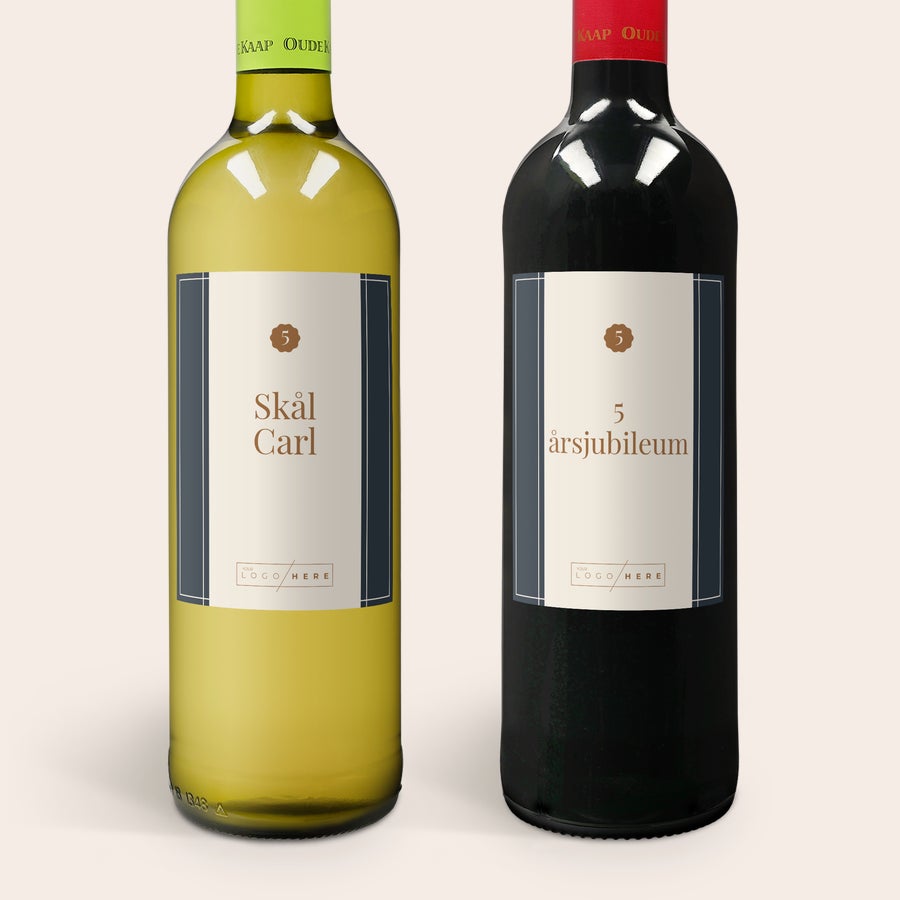 Personlig Oude Kaap Vinpresent Vitt och rött Oude Kaap vin med personlig etikett. Etiketten har texten "Skål Carl" och "5 årsjubileum". Överraska någon med Oude Kaap vin.