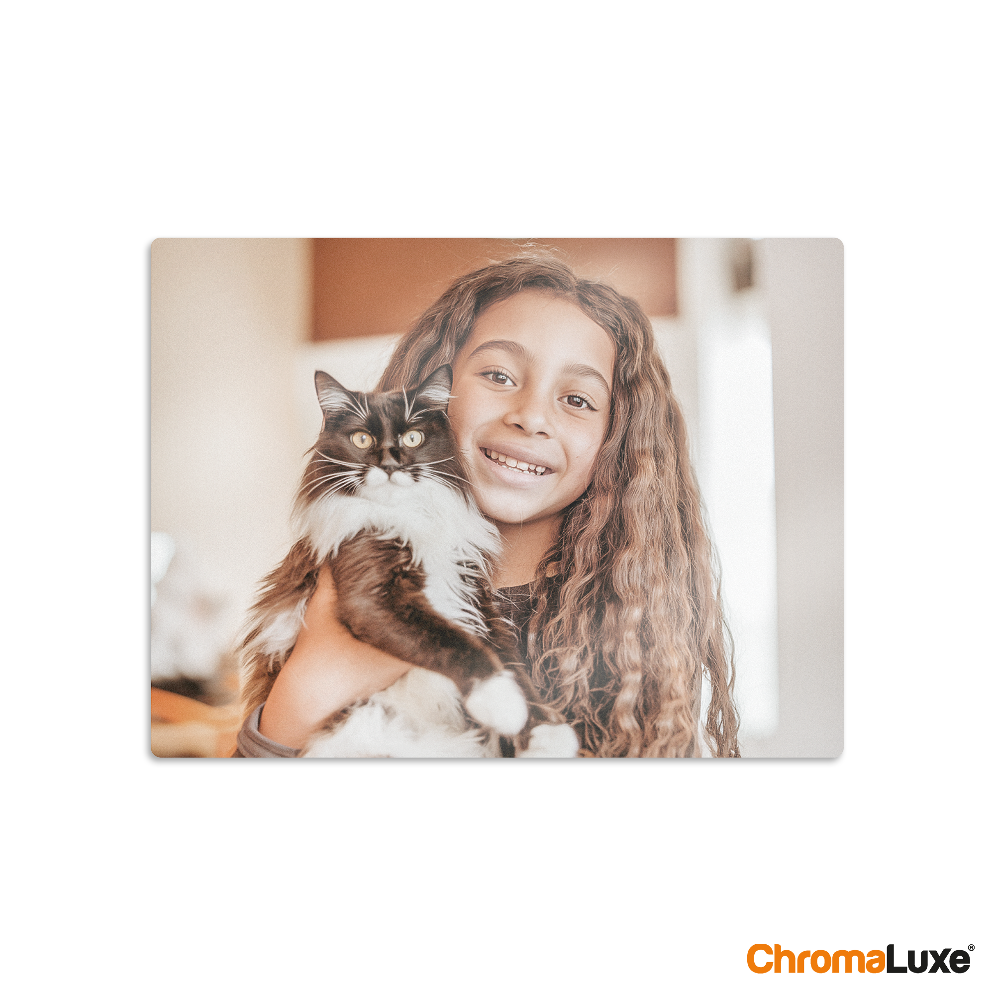 Chromaluxe aluminiumsfotoprint med smilende jente som holder en svart-hvit katt, tilpasset med eget bilde.