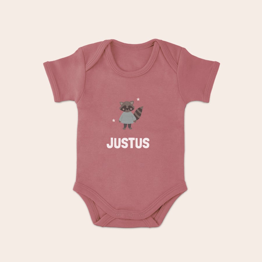 Baby Body bedrucken Rosa Babybody mit Waschbär-Design und dem Namen JUSTUS, bedruckt als originellen Babybody.