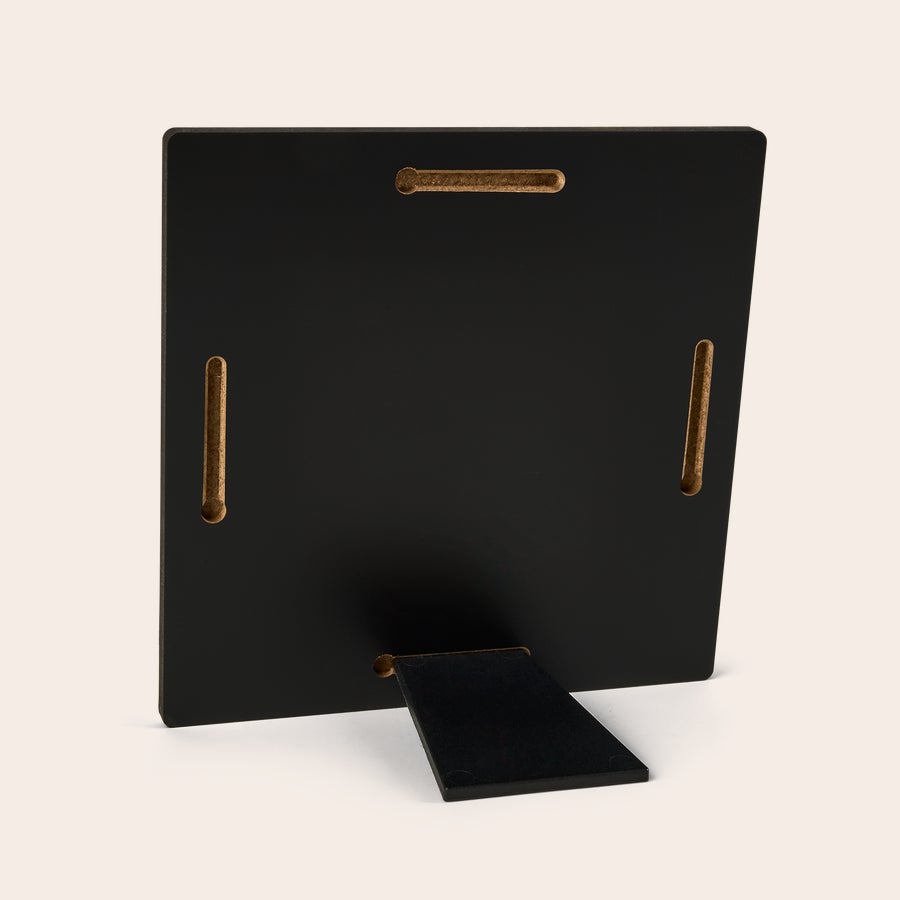 Fotostandaard bedrukken - 15 x 15 cm Zwarte achterkant van een gepersonaliseerde Chromaluxe bureaustandaard met gleuven en standaard