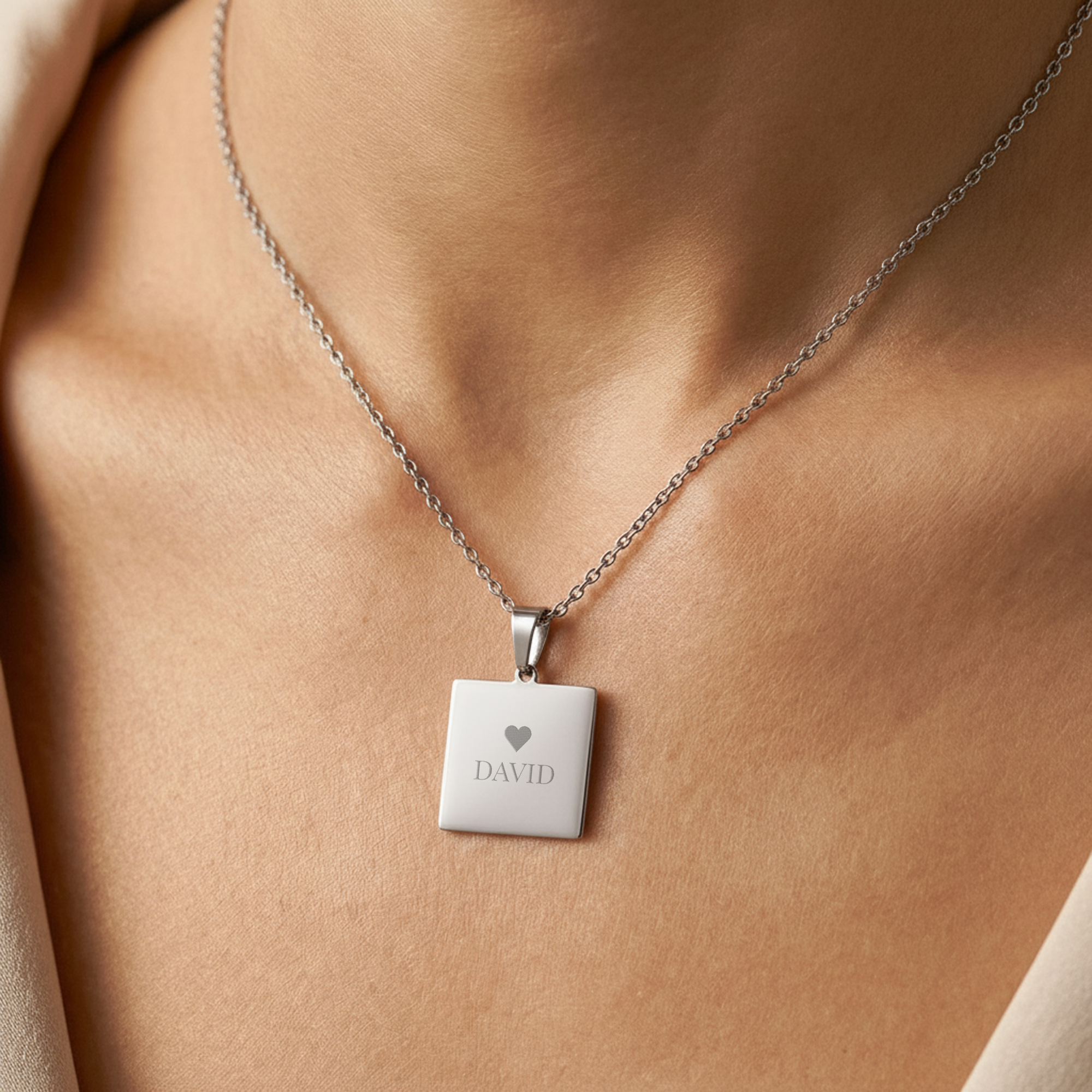 Ketting vierkante hanger met tekst - zilver. Zilverkleurige ketting met een vierkante hanger gegraveerd met de naam David en een hartje.