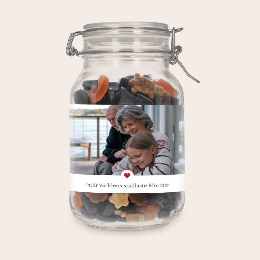 Personifierad godisburk Personlig sötburk med lakritsblandning, tryckt med ett foto av en flicka och äldre par samt texten Du är världens snällaste Mormor
