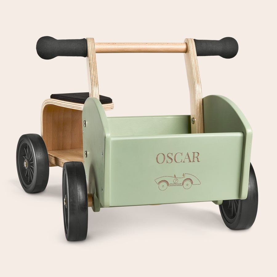 Personalizowany drewniany rowerek z pojemnikiem Zielony drewniany rowerek z grawerowanym imieniem OSCAR i rysunkiem samochodu, z czarnymi kółkami i rączkami, zapewniający niekończącą się zabawę.