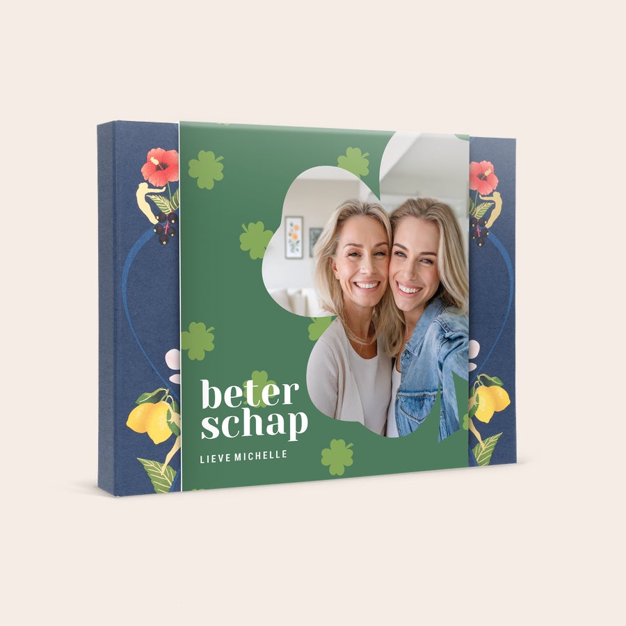 Pukka thee personaliseren Gepersonaliseerde theedoos met Pukka theezakjes, met een foto van twee vrouwen en de tekst "beterschap lieve Michelle" erop geprint. Een rustgevend theemoment, helemaal voor hen.