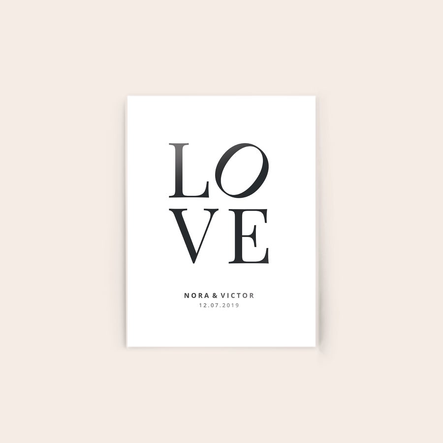 Foto på plexiglas Föreviga era favoritkort på plexiglas med texten "LOVE" och namn, Nora & Victor, samt datum, 12.07.2019, tryckt i svart på en vit bakgrund.