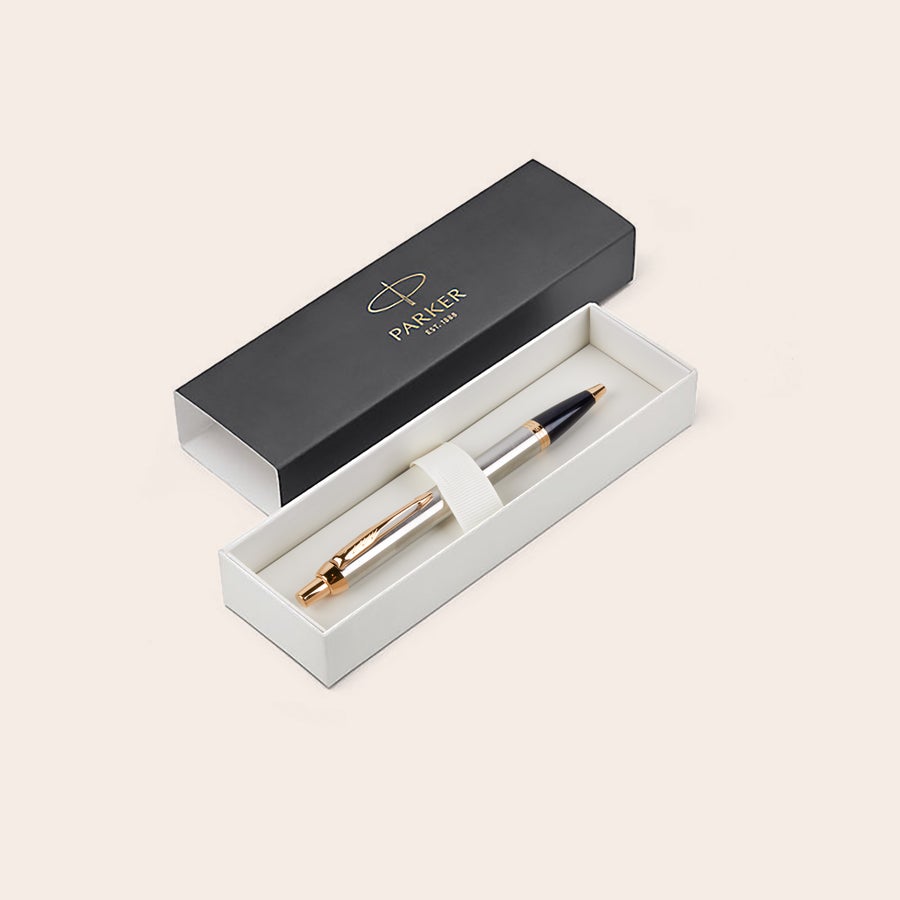 Parker pen graveren Zilveren Parker pen met goudkleurige details in een open geschenkdoos, personaliseerbaar met naam- of tekstgravure