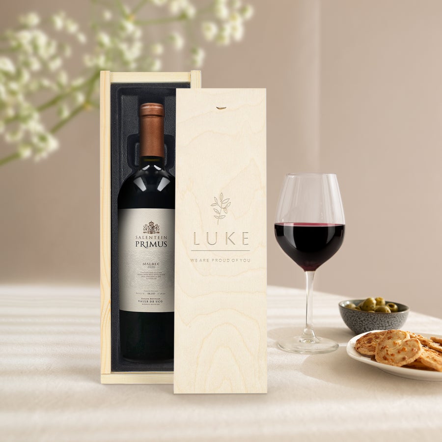 Salentein Primus Malbec v ryté krabici Láhev vína Salentein Primus Malbec v dřevěné krabici s vyrytým jménem Luke a textem.