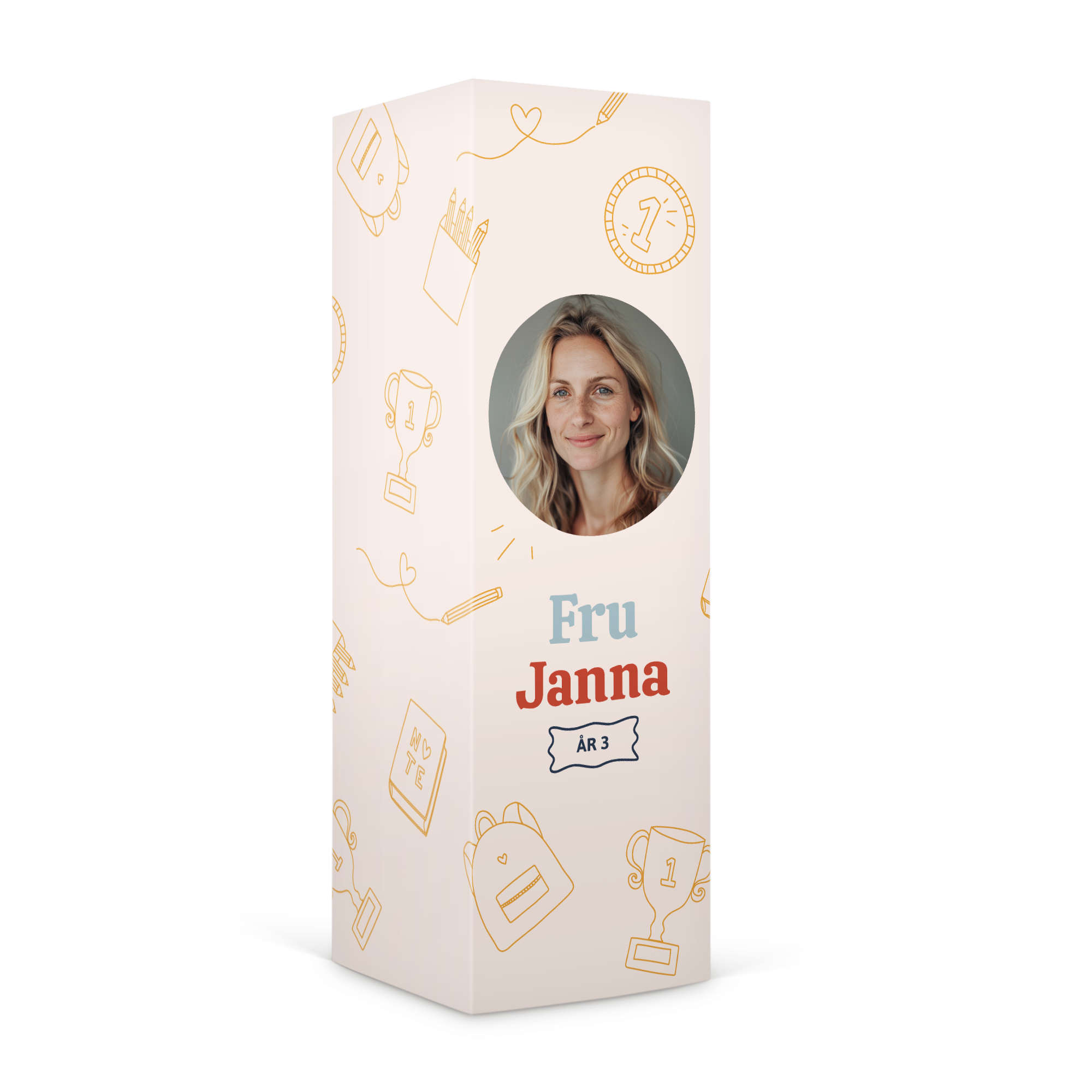 Personlig gaveeske for søtsaker med bilde av en kvinne, og navnet "Fru Janna" trykt på esken.