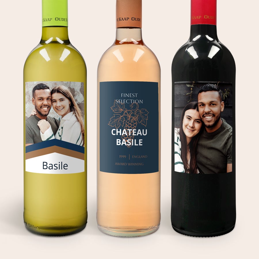Confezione Personalizzata Vino OudeKaap Tre bottiglie di vino Oude Kaap (bianco, rosé, rosso) con etichette personalizzate stampate con foto e nomi, perfette come confezione regalo di vino personalizzato.
