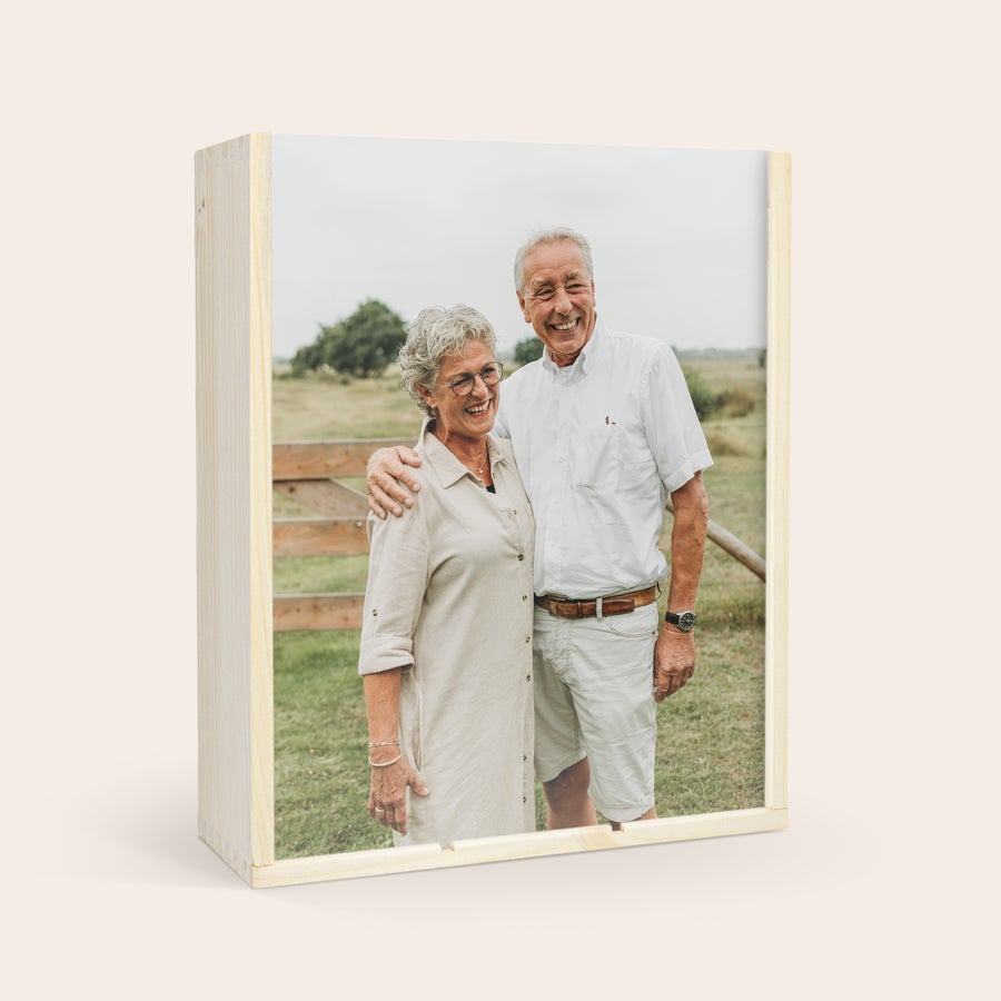 Geschenkset Wein mit Glas - Salentein Primus Malbec - Bedruckter Deckel Eine Salentein Primus Malbec in personalisierter Holzkiste mit Gläsern. Ein Paar lacht fröhlich auf dem aufgedruckten Foto.